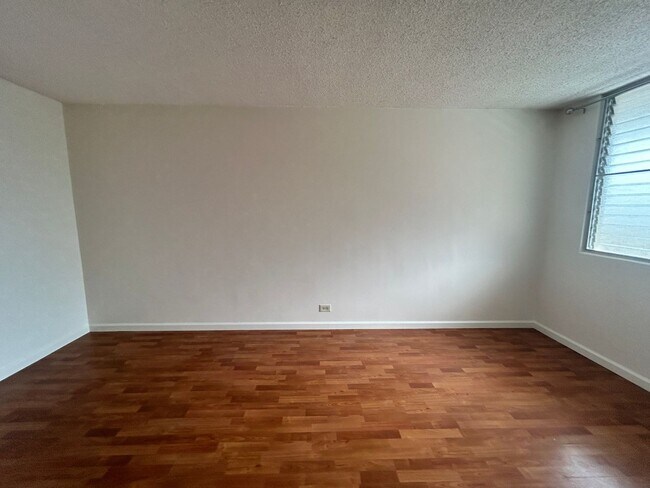 Building Photo - 2 Bedroom/1 Bath/ 1 Parking Highly Desirable Unit in Salt Lake