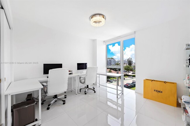 Building Photo - 9901 E Bay Harbor Dr