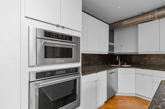 Building Photo - 1025 S Shepherd Dr