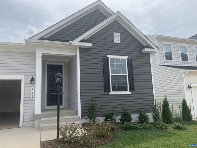 Building Photo - 758 Round Hill Rd