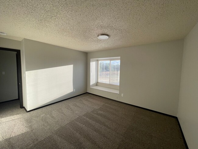 Building Photo - Huge Second floor 2 Bedroom with a Huge pr...