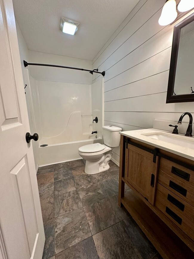 Building Photo - 3 bed 2 bath in Marshfield