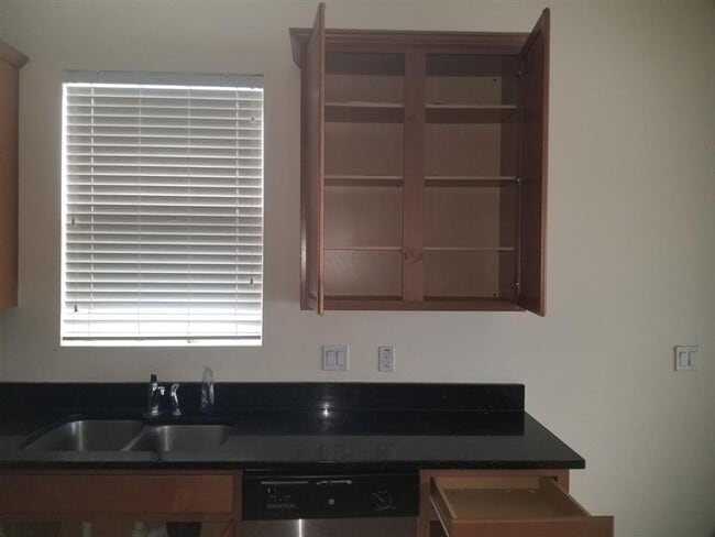 Building Photo - Move in Ready Home in Great Location