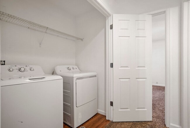 Building Photo - Cute 2bd, 2.5ba Townhome Across from Cotto...