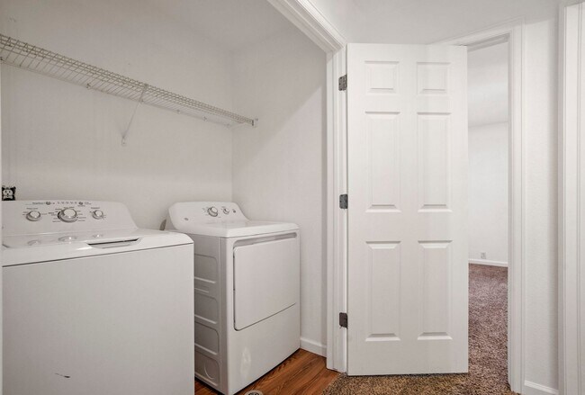 Building Photo - Cute 2bd, 2.5ba Townhome Across from Cottonwood Park....shorter lease term available