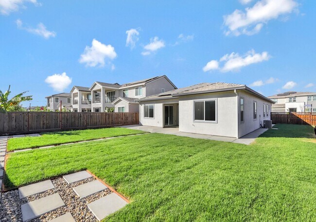 Building Photo - Beautiful Corner Lot 3 Bed 3 Bath Home