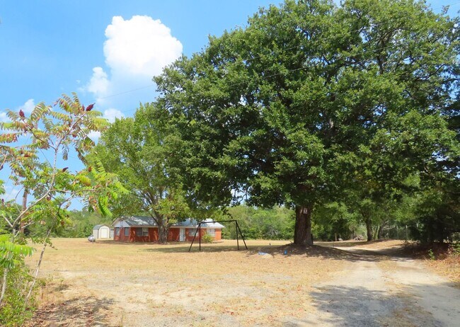 Building Photo - Country Living in Arp! 3 Bedroom, 1 Bath H...