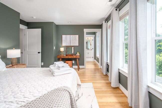 Building Photo - 2019 James St