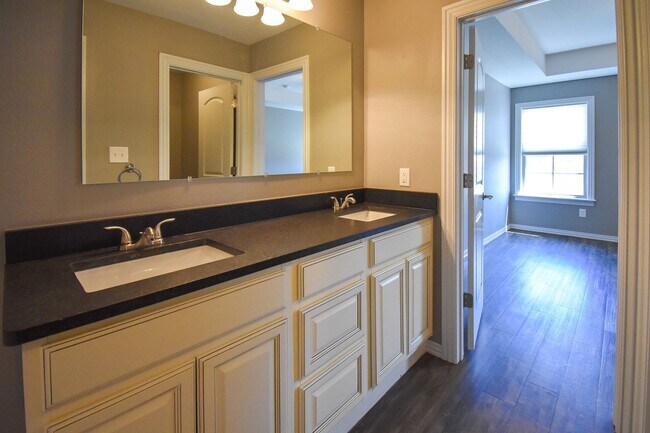 Building Photo - Stunning 3 bedroom, 2 bathroom Home availa...