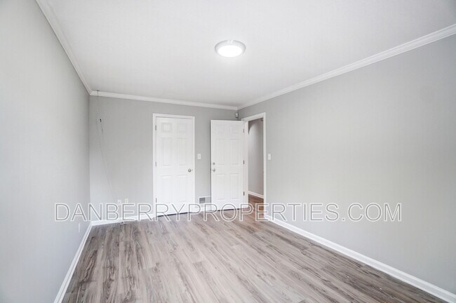 Building Photo - 1133 N Byrne Rd