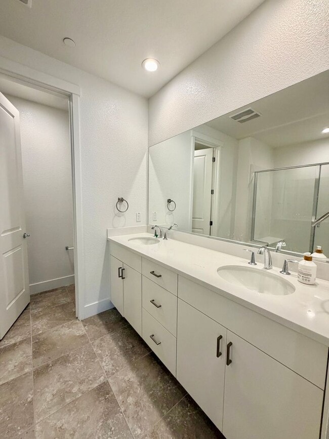 Building Photo - 37316 Suncrest St