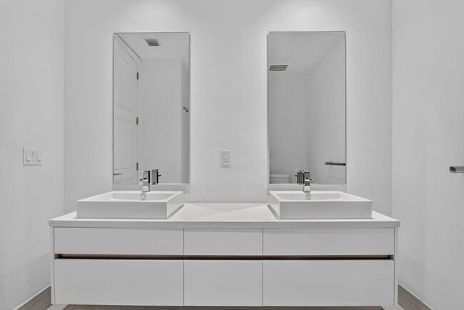 Building Photo - 155 E Boca Raton Rd