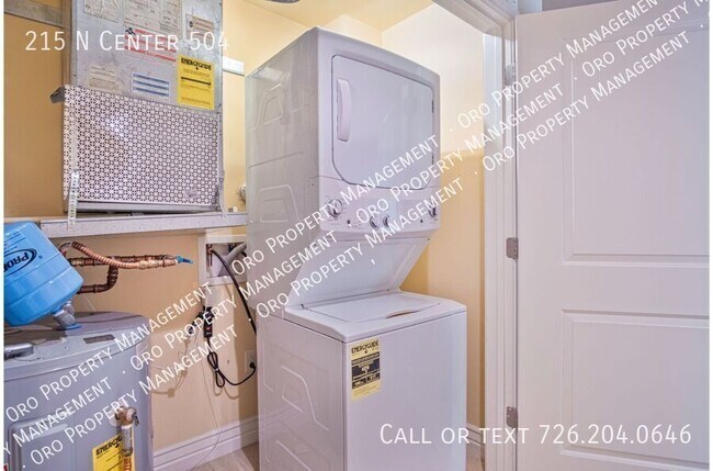 Building Photo - 215 Center St