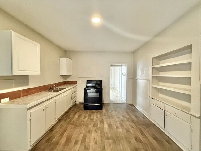 Building Photo - Charming 2-Bedroom 1-Bathroom Unit!