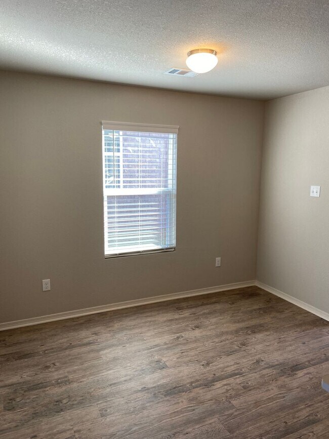 Building Photo - Pre-Leasing Now | Open-Concept 3-Bedroom Home in Fairview Haven