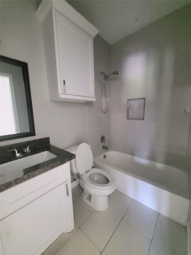 Building Photo - 501 E Davis St