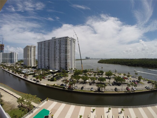 Building Photo - 400 Kings Point Dr