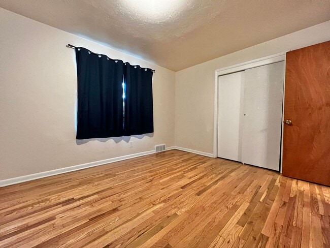 Building Photo - Spacious 3 Bed 2 Bath House in Central For...