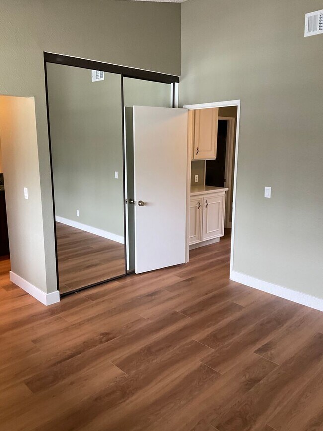 Building Photo - FOR LEASE 3 BEDROOM 2.5 BATH 2 Story Condo...