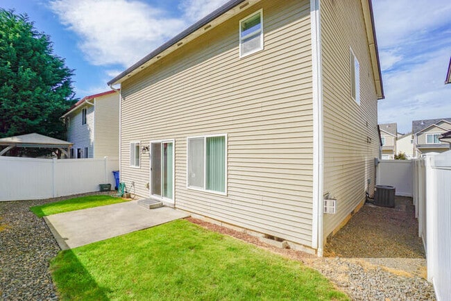 Building Photo - THREE BEDROOM WITH FENCED YARD