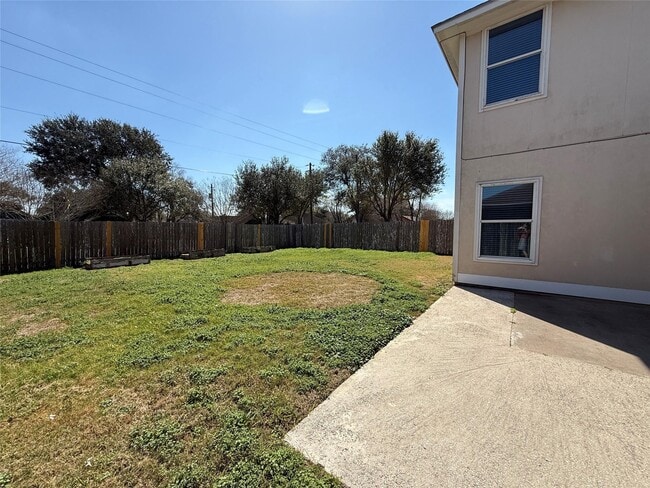 Building Photo - 211 Riata