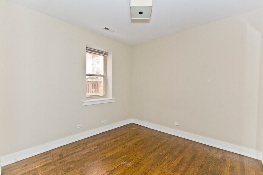 Building Photo - 5056 N Winchester Ave