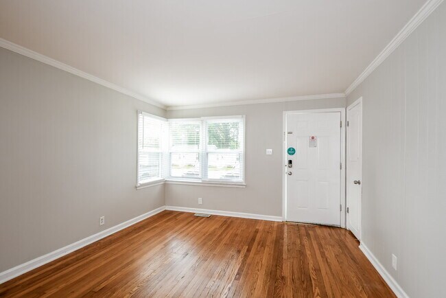 Building Photo - 1123 Roxton Dr