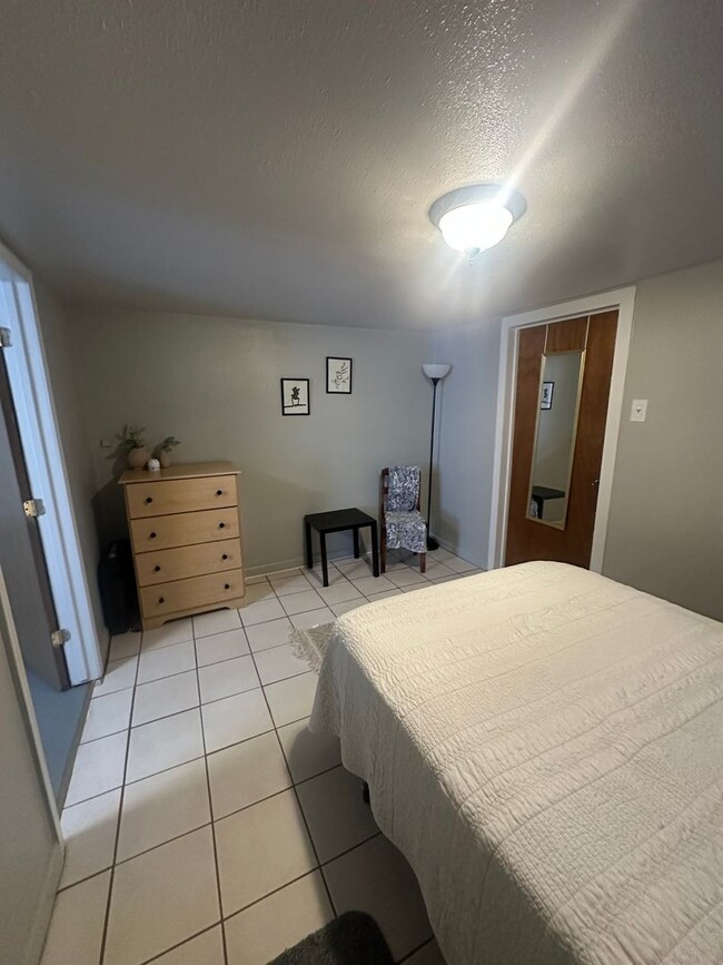 Building Photo - Fully Furnished Move In Ready 1 Bed Unit! ...