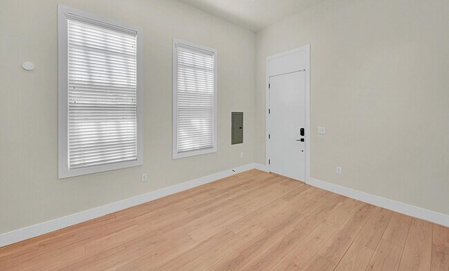 Building Photo - Beautiful 3 bedroom / 3 bath house available now!