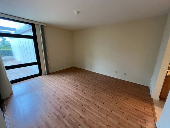 Building Photo - Yacht Harbor Towers (Ala Moana)-1282 sf, 2 bed+den, 2 bath, 2 prkg-INCLUDES UTILITIES