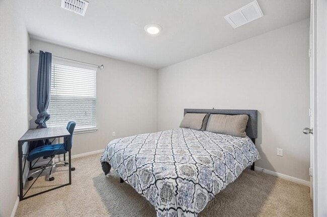 Building Photo - 724 Aster Pl