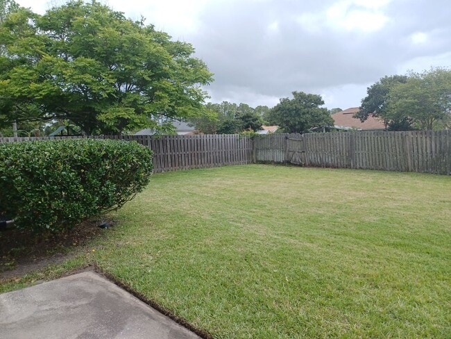 Building Photo - Large 3 BR 2 BA Rental in Desirable Area