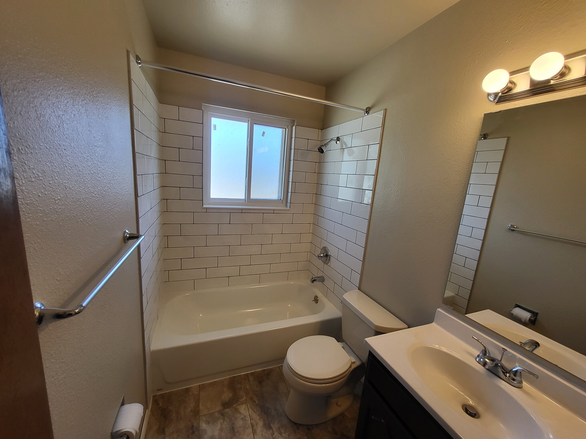 Hall bathroom - 1909 Collier Ave