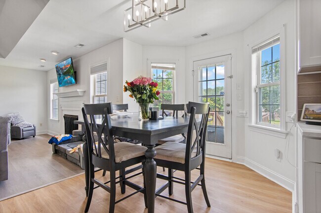 Building Photo - 202 Weeping Hollow Ct