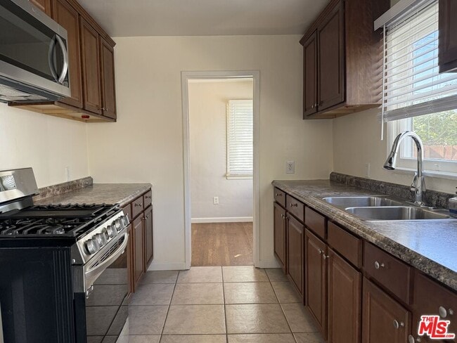 Building Photo - 11527 Albers St