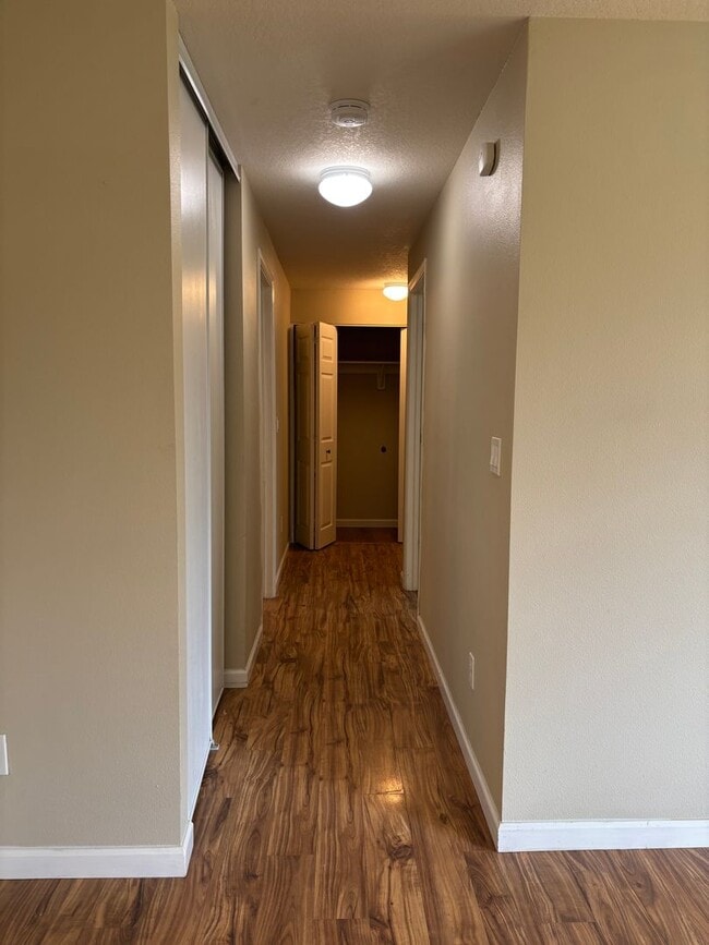 Building Photo - Located in a Desirable Area in Wilsonville 2 Bedroom Unit in a 4 Plex