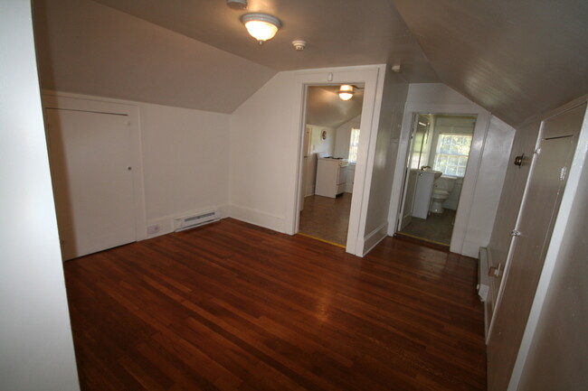Building Photo - 1009 Golf St
