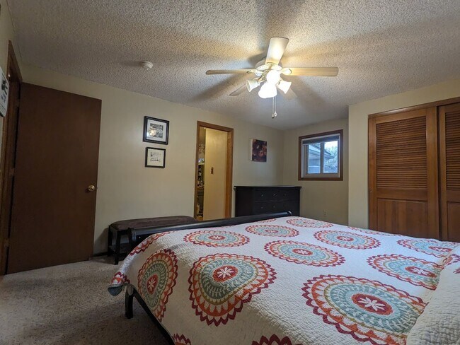 Building Photo - Beautiful open floorplan - 3 Bedroom/ 2 Ba...