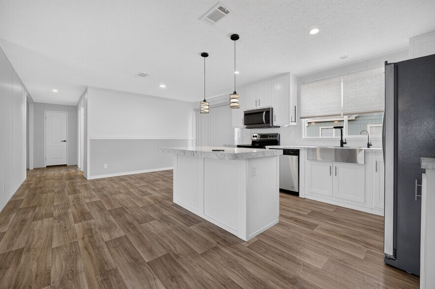 Building Photo - 2033 Daisy Lou