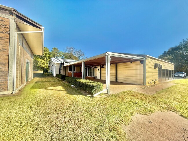 Building Photo - 284 CR 202 E