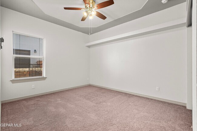 Building Photo - 5729 Valley Oak Dr