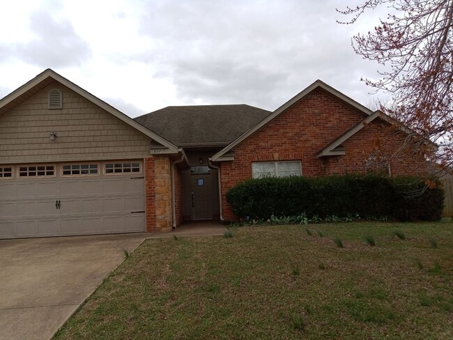 Building Photo - 4 Bedroom 2 Bath in Bentonville More Photo...