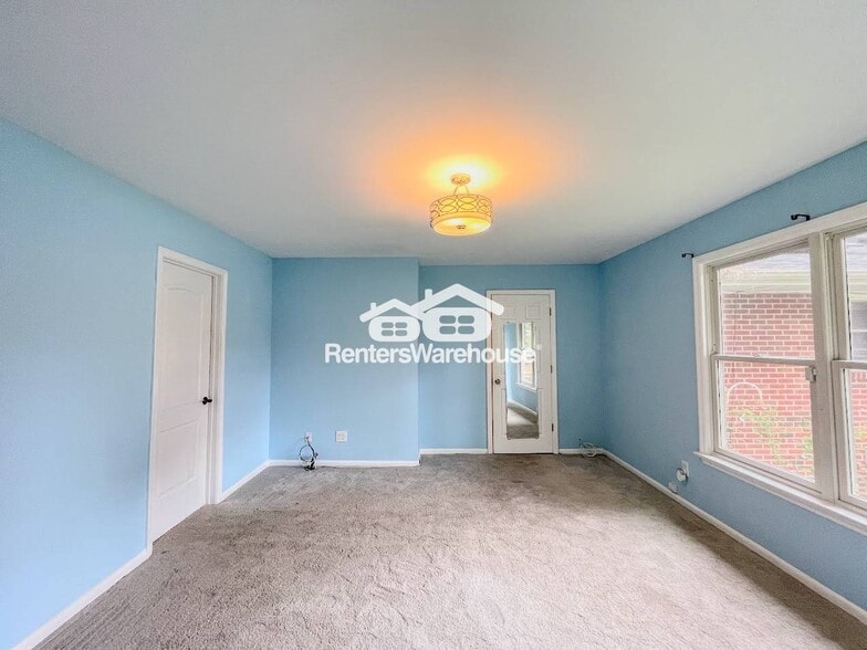 Building Photo - 3305 Camellia Dr