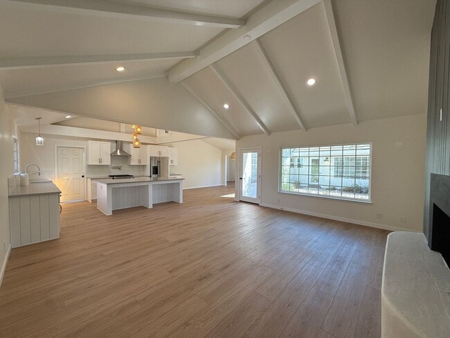 Building Photo - Beautifully Updated Single Story Custom Ho...