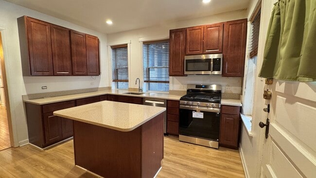 Building Photo - 644 W Aldine Ave