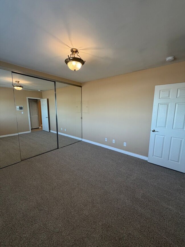 Building Photo - TEMECULA ST- BEAUTIFUL CONDO W/ VIEWS, IN-UNIT W/D, TILE FLOORING