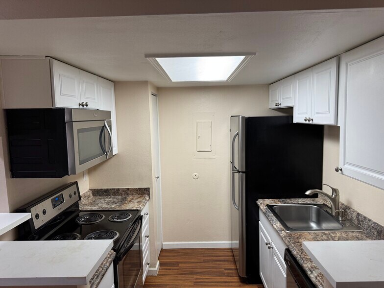 Building Photo - 8555 Fairmount Dr