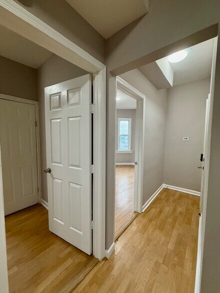 Entry / Hallway - 101 Bedford St
