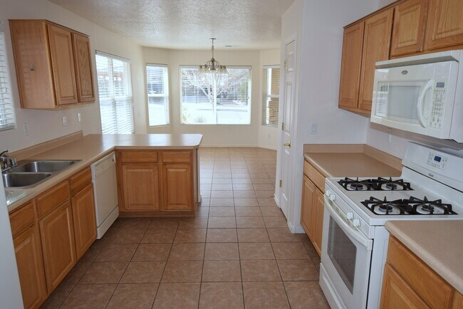 Building Photo - Amazing 3 Bedroom Home Near KAFB!
