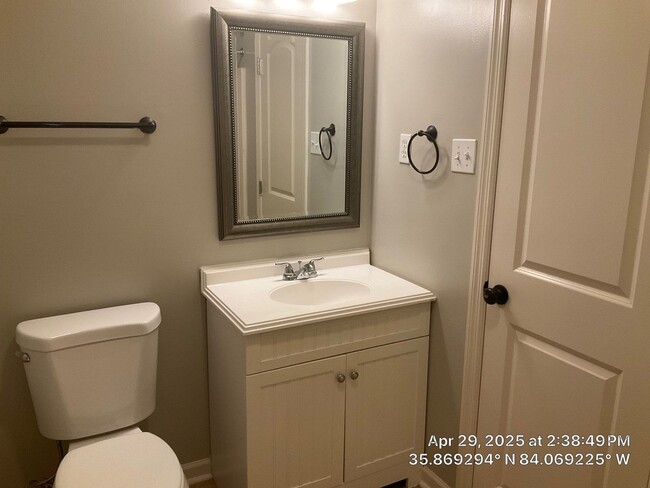 Building Photo - 3 Bedroom / 2.5 Bath House Available Now